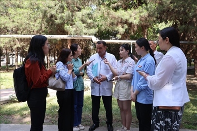 聯(lián)合采訪團(tuán)隊(duì)在采訪塔吉克斯坦中央眼科醫(yī)院副院長(zhǎng)馬爾索羅夫·薩爾杜洛。胡澤曦?cái)z