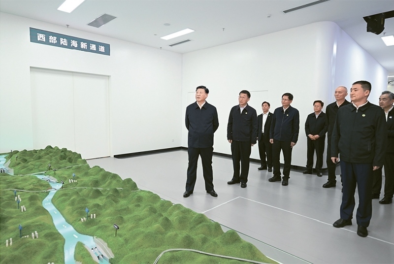 2023年12月14日至15日，中共中央總書記、國家主席、中央軍委主席習(xí)近平在廣西考察。這是14日上午，習(xí)近平在南寧市考察中國—東盟信息港股份有限公司，結(jié)合平陸運河沙盤聽取西部陸海新通道骨干工程建設(shè)匯報。 新華社記者 謝環(huán)馳/攝