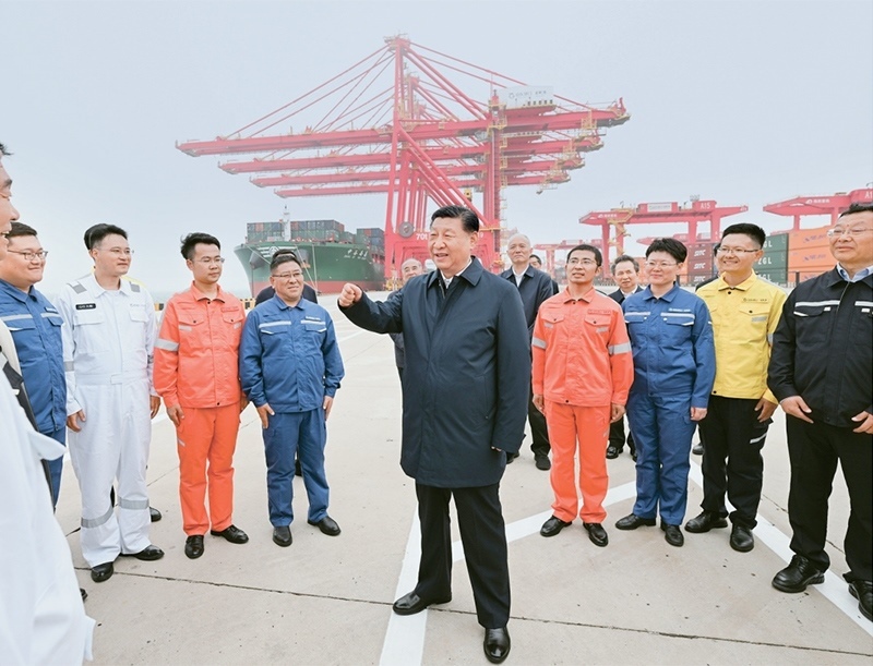 2024年5月22日至24日，中共中央總書記、國家主席、中央軍委主席習(xí)近平在山東考察。這是22日下午，習(xí)近平在日照港親切慰問港口科技工作者、運營人員、航運人員。 新華社記者 謝環(huán)馳/攝