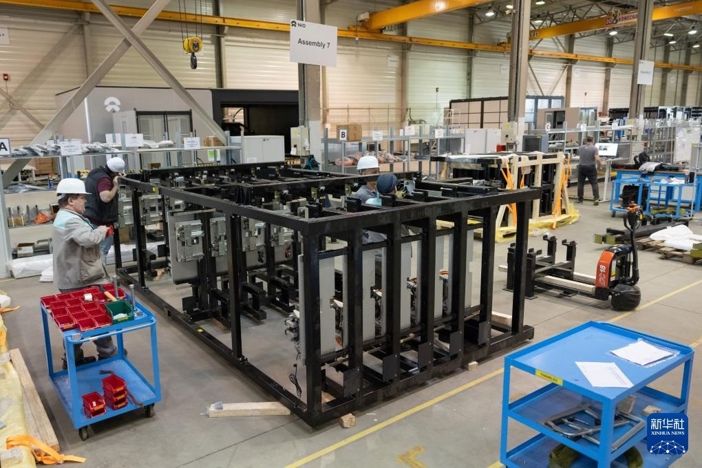2024年1月26日，在匈牙利比奧托爾巴吉，員工在蔚來能源歐洲工廠工作。新華社發(fā)（弗爾季·奧蒂洛 攝）
