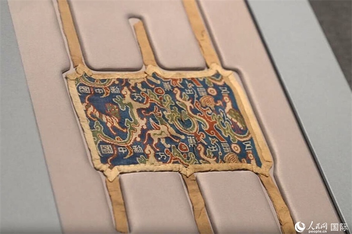 “五星出東方利中國”織錦護臂。人民網記者 張麗婭攝