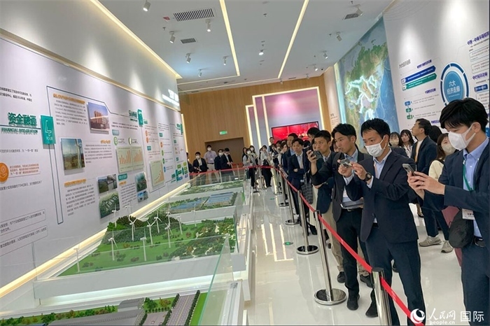 日本創(chuàng)價學會青年代表團在烏魯木齊市文化中心規(guī)劃館參觀。人民網記者 張麗婭攝