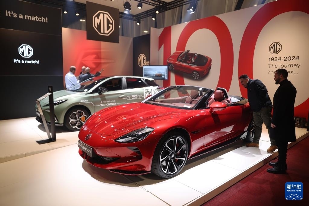 2024年1月17日，人們在比利時(shí)布魯塞爾舉辦的2024布魯塞爾汽車展上參觀上汽名爵電動汽車。新華社記者 趙丁喆 攝