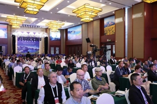  6月15日，“長白山·世界地質(zhì)公園、世界生物圈保護(hù)區(qū)可持續(xù)發(fā)展會議”現(xiàn)場。新華社發(fā)