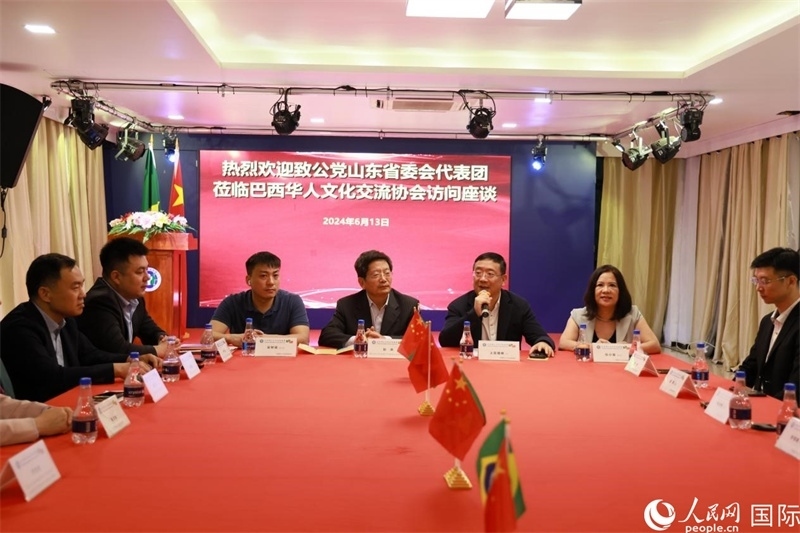 巴西華人文化交流協(xié)會主席上官劍鋒在座談會上致辭。人民網(wǎng)記者 宋亦然攝