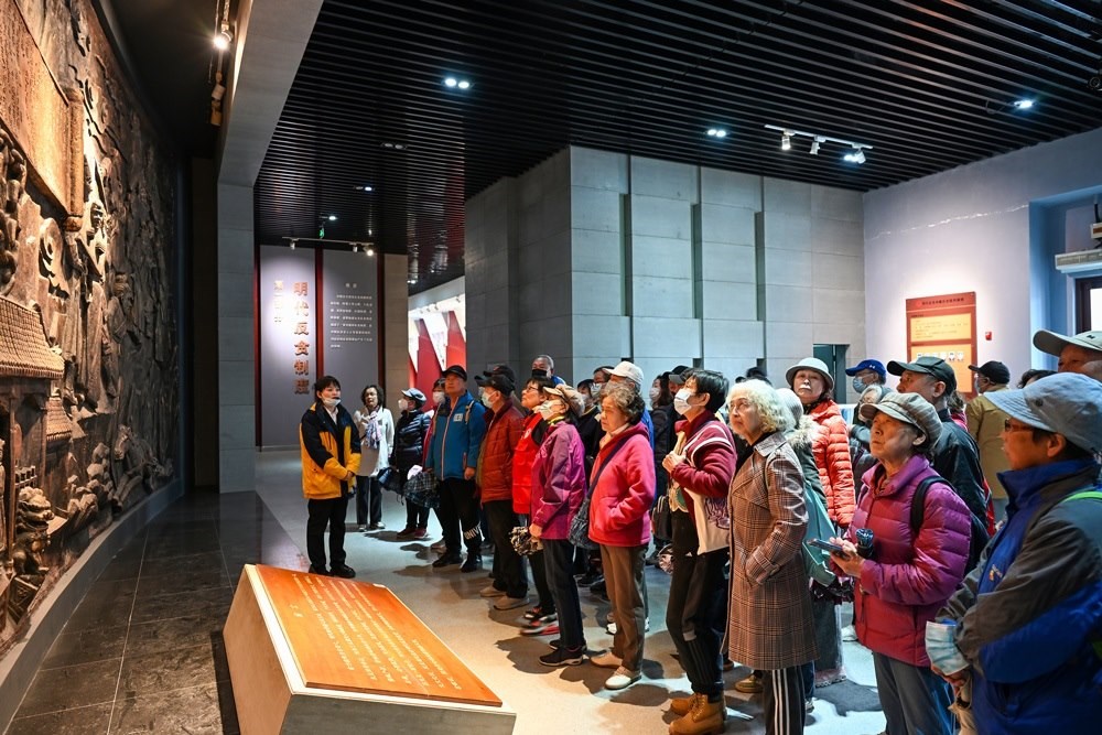 △ 2024年4月10日，北京朝陽區(qū)安慧里社區(qū)黨委組織離退休黨員參觀“明鏡昭廉”明代反貪尚廉歷史文化園。