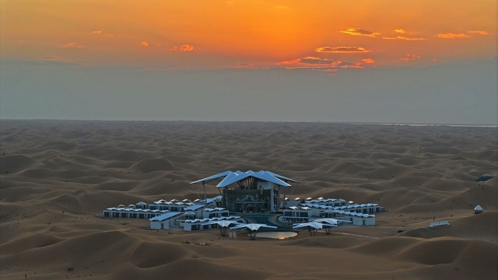 這是位于寧夏中衛(wèi)市沙坡頭景區(qū)的星星酒店（2023年9月6日攝，無人機(jī)照片）。新華社記者 王鵬 攝