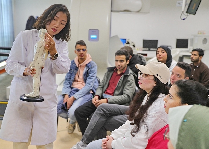 2023年4月19日，河北省秦皇島市中醫(yī)醫(yī)院醫(yī)務(wù)工作者為燕山大學(xué)外國留學(xué)生講解中醫(yī)經(jīng)絡(luò)知識。