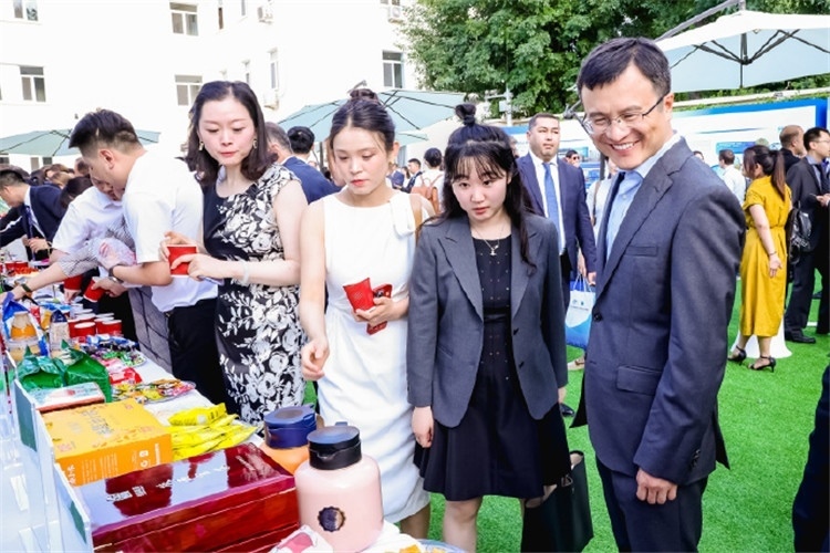 與會(huì)嘉賓參觀品鑒上合組織農(nóng)業(yè)基地特產(chǎn)。主辦方供圖