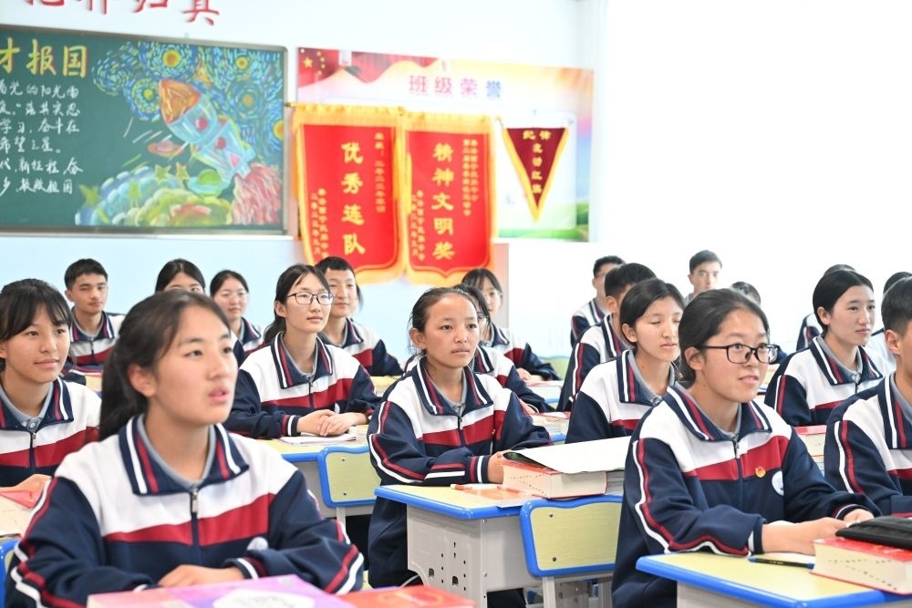 2024年6月18日，果洛西寧民族中學(xué)學(xué)生在上課。