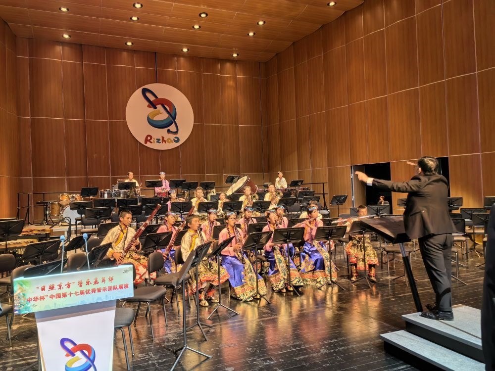 5月4日，來自果洛西寧民族中學(xué)的果洛州青少年管樂團在山東省日照市演出。