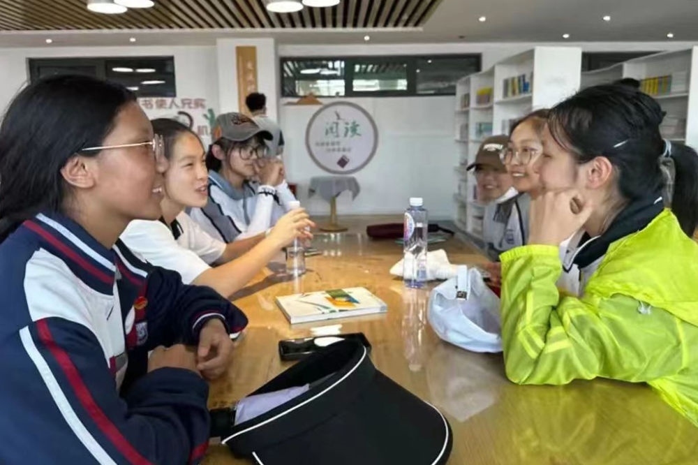 2023年7月10日，在果洛西寧民族中學(xué)，上海市大同中學(xué)學(xué)生（右）與果洛西寧民族中學(xué)學(xué)生交流。新華社發(fā)（果洛州教育局供圖）