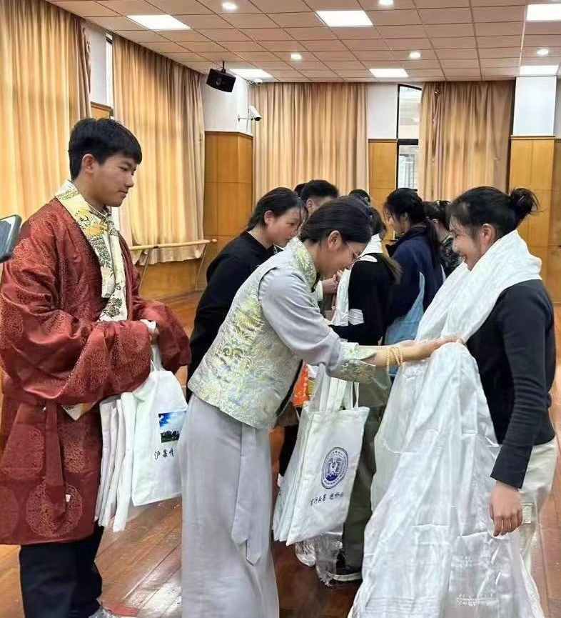2024年1月18日，在上海市大同中學(xué)，果洛西寧民族中學(xué)學(xué)生給上海大同中學(xué)師生獻(xiàn)哈達(dá)。新華社發(fā)（果洛州教育局供圖）