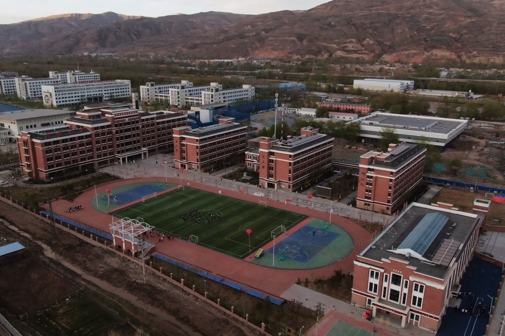 2021年4月28日拍攝的果洛西寧民族中學(xué)（無人機(jī)照片）。