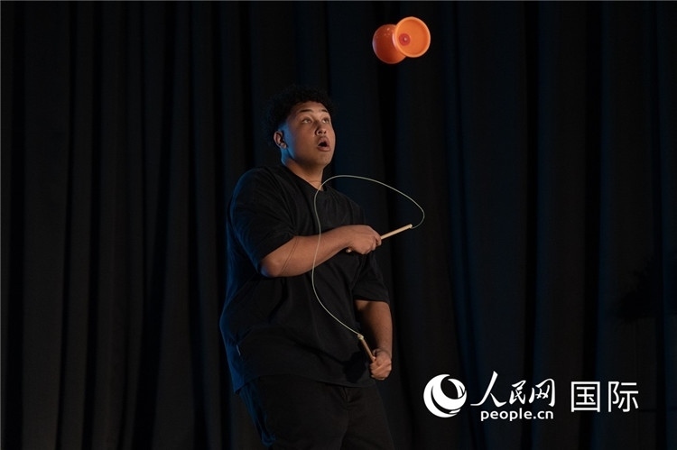 參賽選手表演的抖空竹如行云流水。人民日報非洲中心分社 希拉茲·莫林?jǐn)z