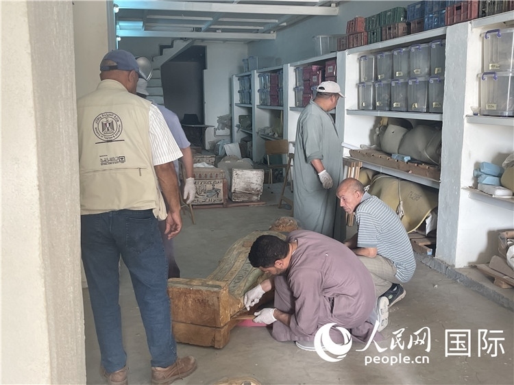 圖為中埃薩卡拉新出土文物數(shù)字化調(diào)查與研究項目團隊在工作現(xiàn)場。薛江攝
