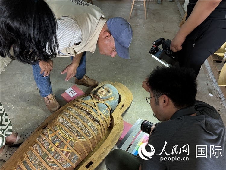 圖為中埃薩卡拉新出土文物數(shù)字化調(diào)查與研究項目團隊在工作現(xiàn)場。薛江攝