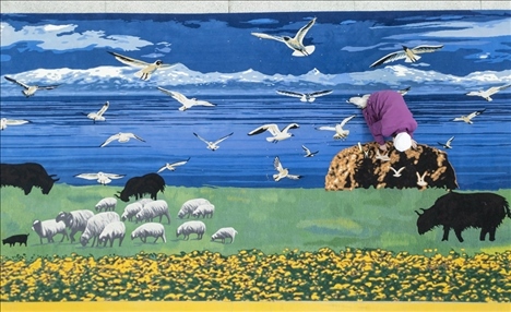 在青海省西寧市圣源地毯集團(tuán)有限公司生產(chǎn)車間，操作工檢查毯面、拔花刺（2023年2月4日攝）。新華社記者 才揚(yáng) 攝