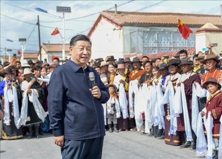 2021年6月7日至9日，習(xí)近平總書記在青?？疾?。這是8日下午，習(xí)近平在海北藏族自治州剛察縣沙柳河鎮(zhèn)果洛藏貢麻村考察時，同村民們親切交流。新華社記者 謝環(huán)馳 攝