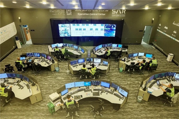 圖為運(yùn)營(yíng)指揮中心一景。中國(guó)鐵建供圖