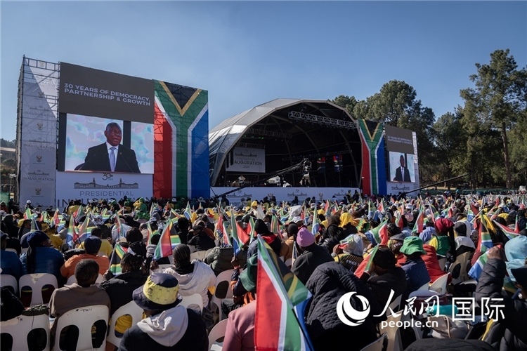 南非民眾觀看拉馬福薩總統(tǒng)就職演說。 人民日報(bào)非洲中心分社 希拉茲·莫林?jǐn)z