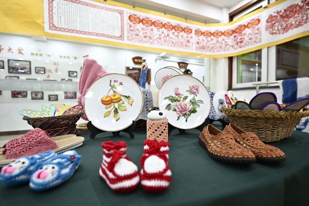 長城花園社區(qū)居民制作的手工藝品（6月19日攝）。