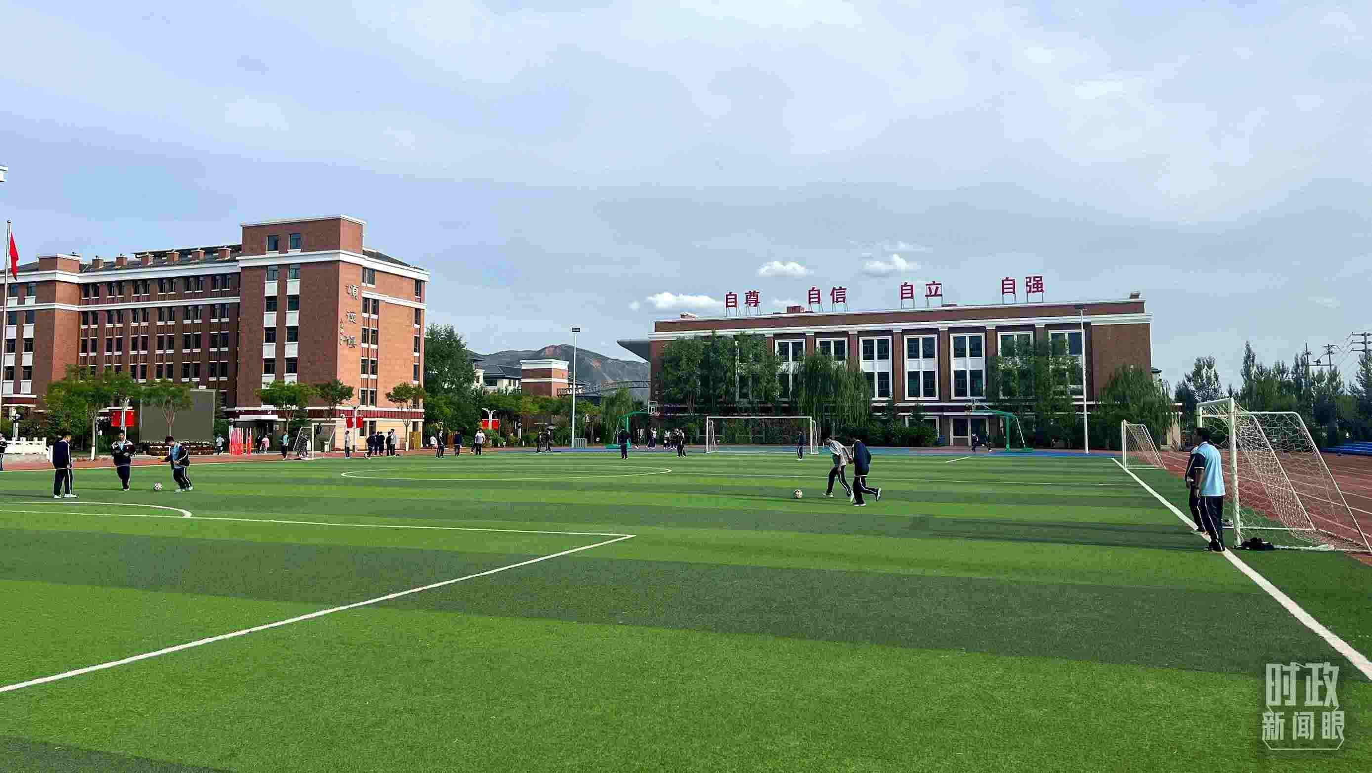 △果洛西寧民族中學(xué)。（總臺央視記者楊波、楊新禹拍攝）