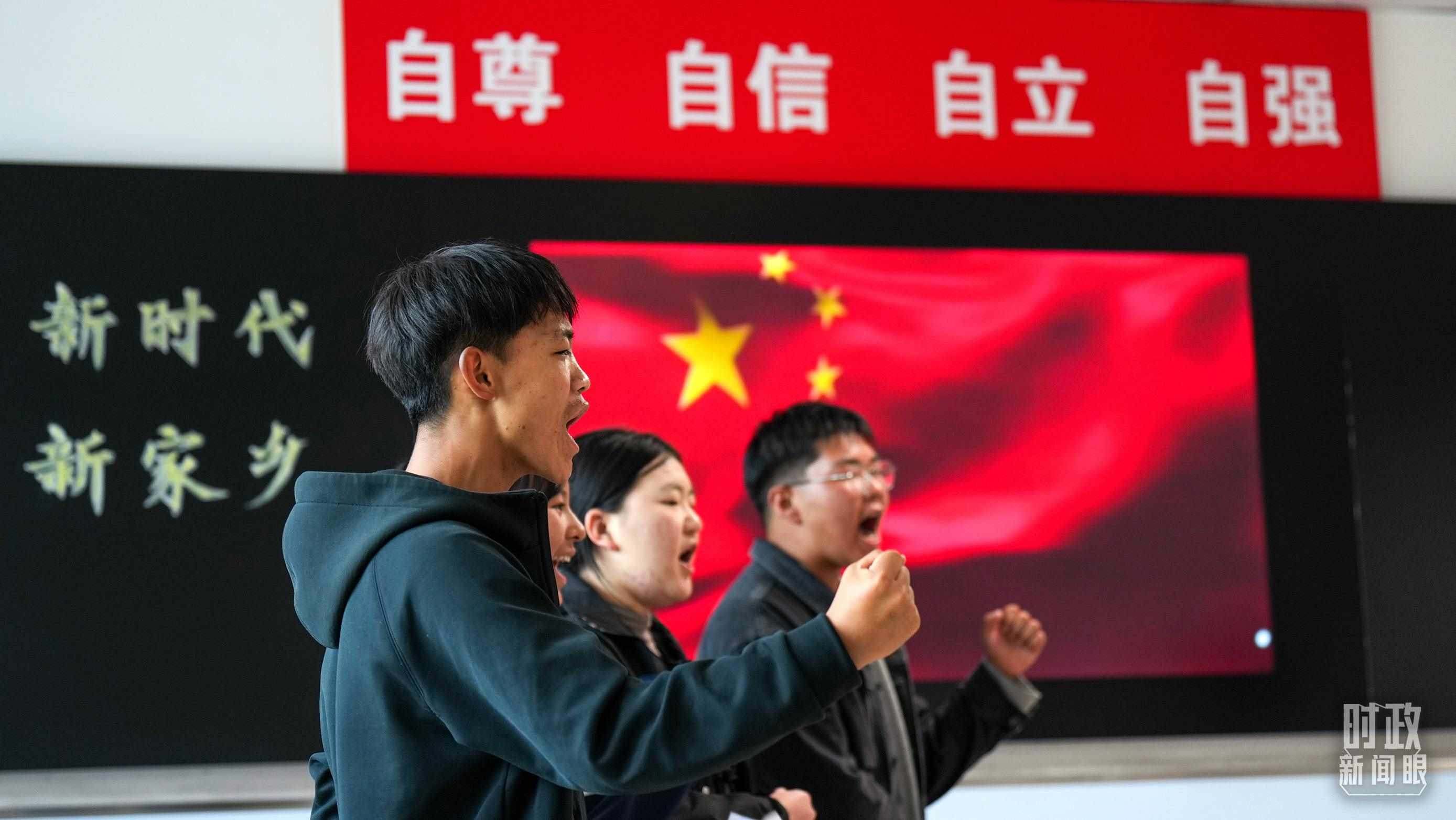 △果洛西寧民族中學(xué)高一（1）班的“新時代、新家鄉(xiāng)”主題思政課。（總臺央視記者許永松、國廣記者李晉拍攝）