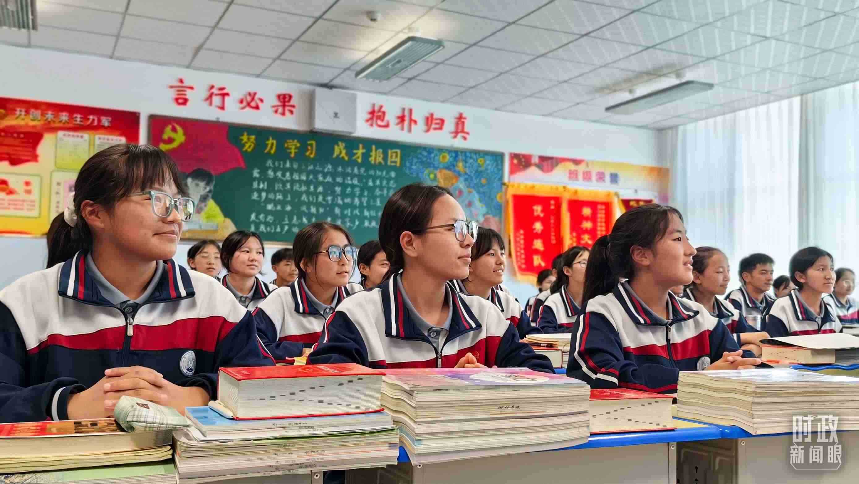 △果洛西寧民族中學(xué)高一（1）班的“新時代、新家鄉(xiāng)”主題思政課。（總臺央視記者段德文拍攝）