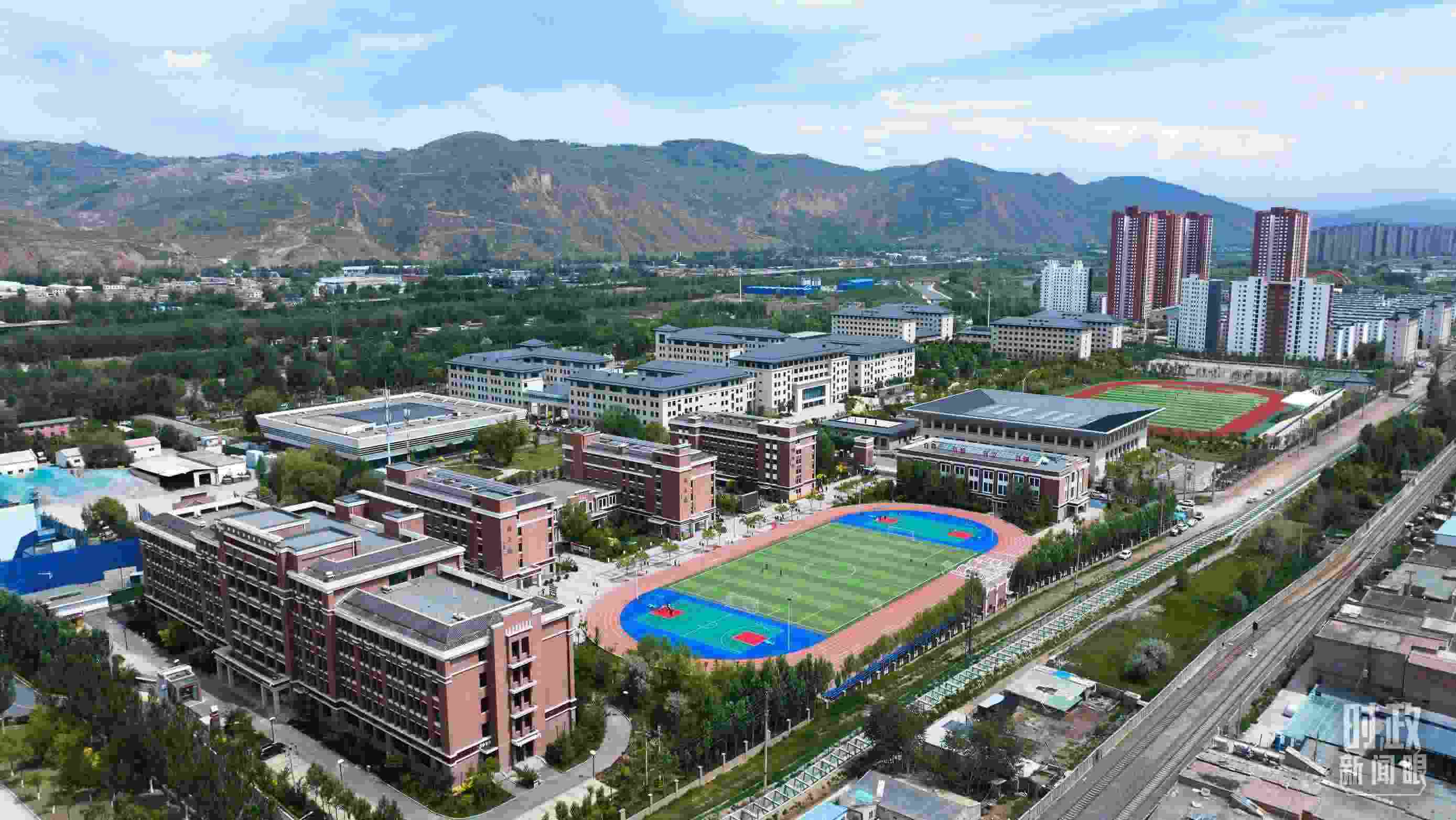 △果洛西寧民族中學(xué)。（總臺記者閆懋鵬拍攝）