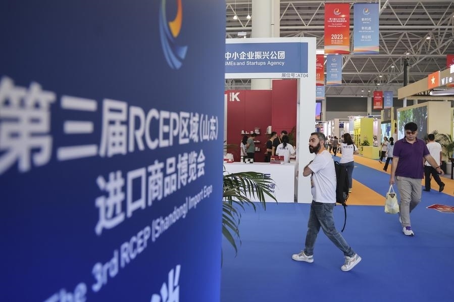 2023年8月18日，人們在第三屆RCEP區(qū)域（山東）進(jìn)口商品博覽會上參觀。新華社發(fā)（許傳寶 攝）