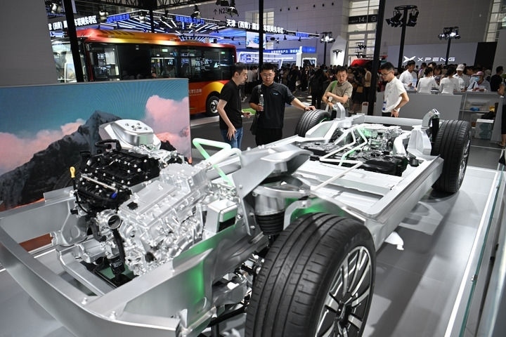 這是在博覽會現(xiàn)場拍攝的一款智能網(wǎng)聯(lián)汽車平臺架構(gòu)（6月20日攝）。新華社記者 孫凡越 攝