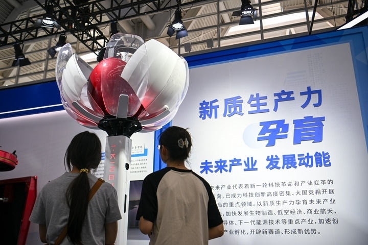 6月20日，與會者參觀天津云圣智能科技有限責(zé)任公司展區(qū)展出的“圣·寶蓮燈”全自主無人機(jī)巡檢系統(tǒng)。新華社記者 孫凡越 攝