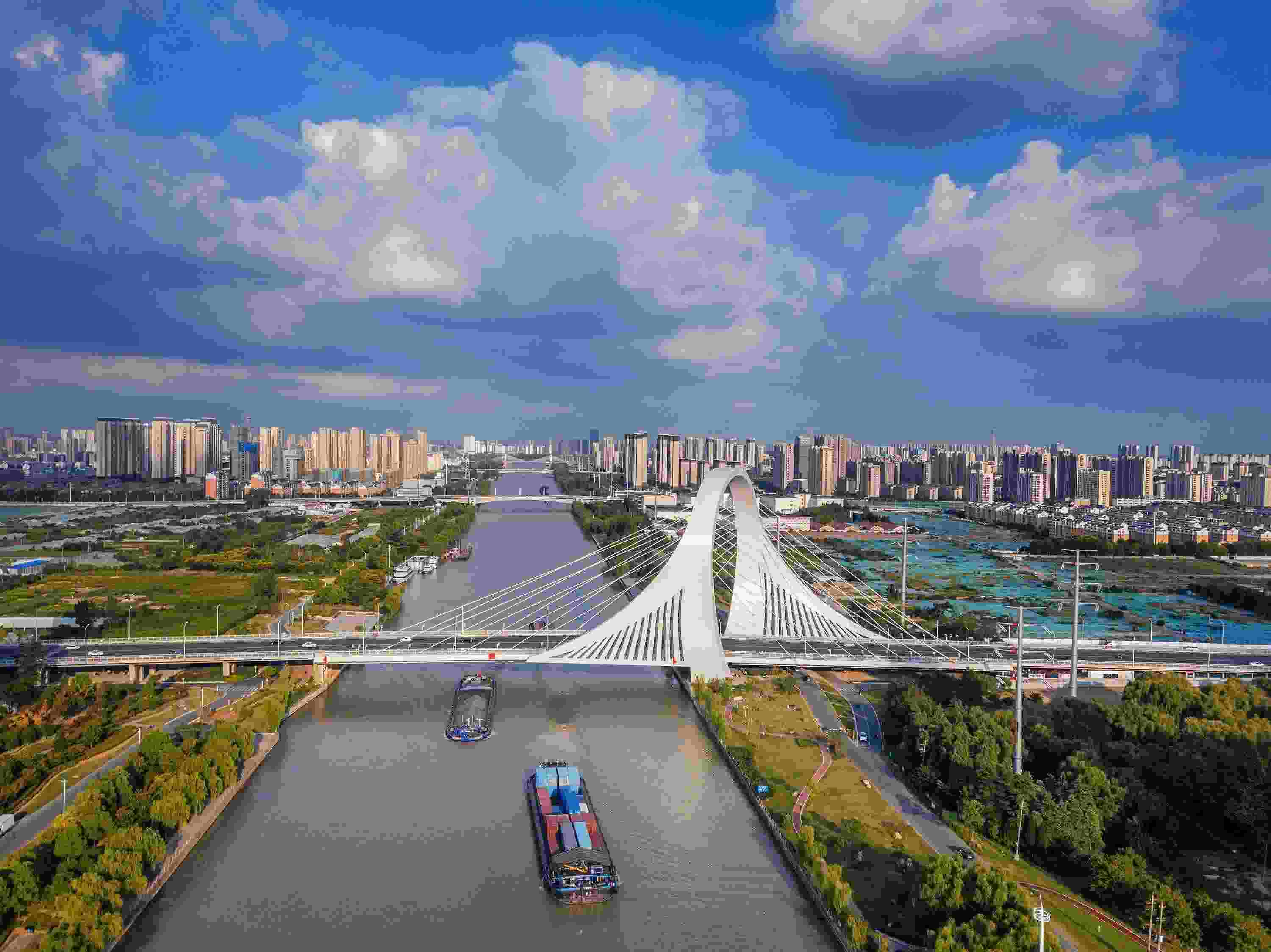 2022年9月12日，幾艘船舶行駛在江蘇淮安運(yùn)河大橋附近。