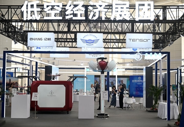 6月20日，參觀者在博覽會低空經(jīng)濟(jì)展團(tuán)參觀。新華社記者 趙子碩 攝