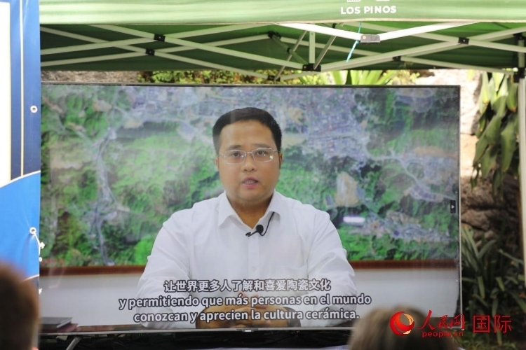 德化縣人民政府縣長(zhǎng)方俊欽視頻致辭。人民網(wǎng) 埃內(nèi)斯托·多明戈斯攝