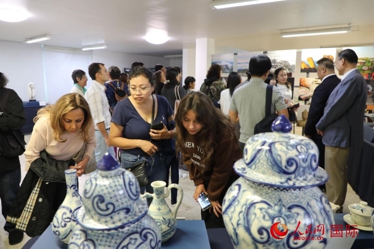 在展覽現(xiàn)場(chǎng)，觀眾們駐足欣賞德化瓷和墨西哥彩瓷。人民網(wǎng) 埃內(nèi)斯托·多明戈斯攝
