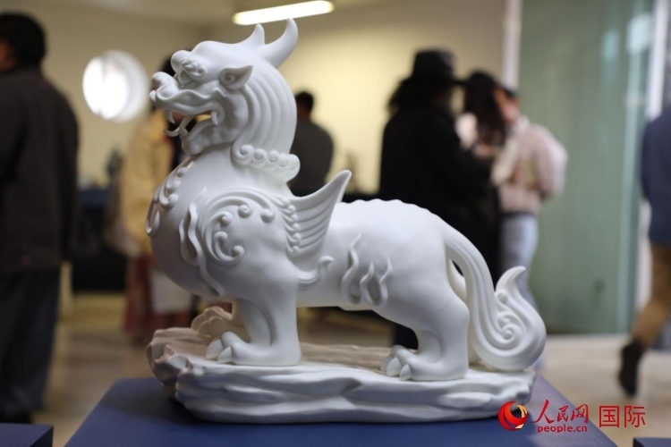 展覽現(xiàn)場(chǎng)的德化白瓷。人民網(wǎng) 埃內(nèi)斯托·多明戈斯攝