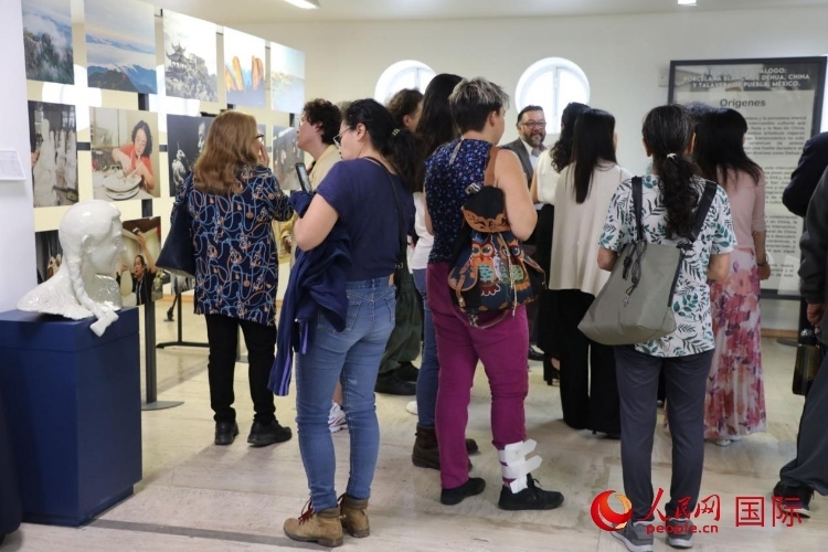 在展覽現(xiàn)場(chǎng)，觀眾們駐足欣賞德化白瓷和墨西哥彩瓷。人民網(wǎng) 埃內(nèi)斯托·多明戈斯攝