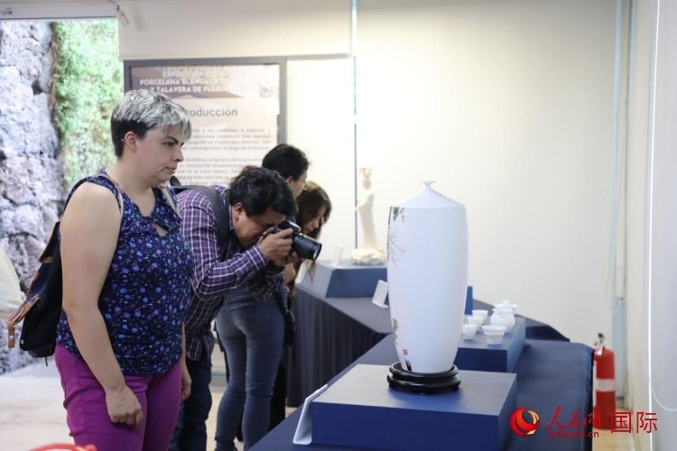 在展覽現(xiàn)場(chǎng)，觀眾們駐足欣賞德化白瓷和墨西哥彩瓷。人民網(wǎng) 埃內(nèi)斯托·多明戈斯攝