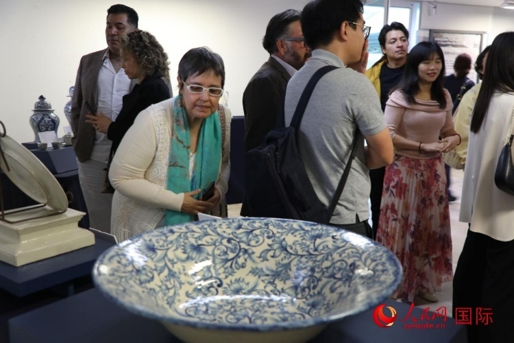 在展覽現(xiàn)場(chǎng)，觀眾們駐足欣賞德化白瓷和墨西哥彩瓷。人民網(wǎng) 埃內(nèi)斯托·多明戈斯攝