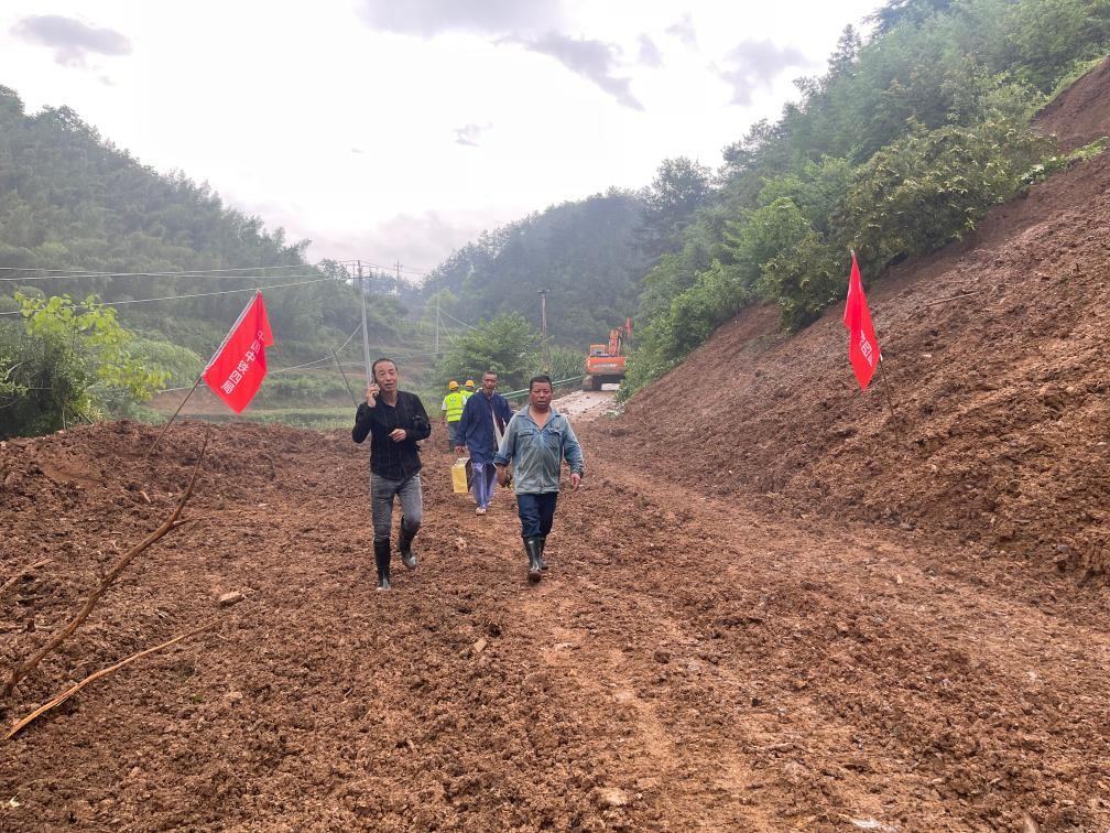 6月22日，木石里008縣道最后一個塌方點(diǎn)搶通。（受訪者供圖）