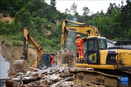 6月23日，救援人員在魚市鎮(zhèn)斗溪村龍?zhí)两M山體滑坡現(xiàn)場開展救援工作。新華社記者 陳振海 攝