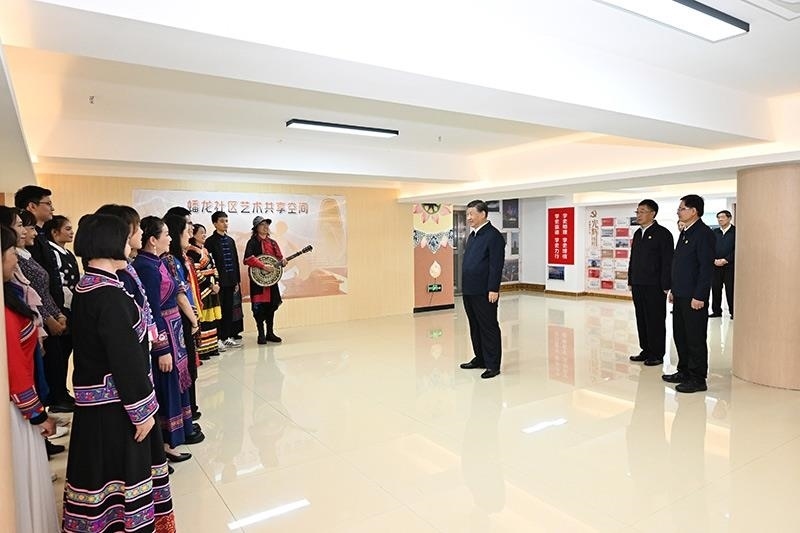 2023年12月14日，習(xí)近平總書記在廣西南寧市良慶區(qū)蟠龍社區(qū)黨群服務(wù)中心文體活動(dòng)室同社區(qū)居民親切交流。