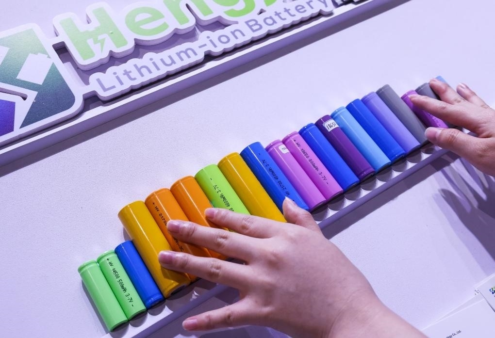 參展商在第135屆廣交會(huì)新能源展區(qū)布置鋰電池展品（2024年4月15日攝）。新華社記者 劉大偉 攝