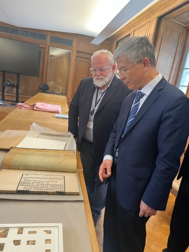 山東大學(xué)校長(zhǎng)李術(shù)才率團(tuán)訪問(wèn)法國(guó)國(guó)家圖書館。山東大學(xué)供圖