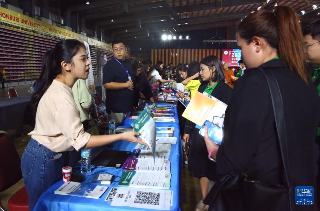 6月22日，在泰國(guó)曼谷吞武里大學(xué)舉辦的中國(guó)高等教育展上，學(xué)生在中國(guó)高校展臺(tái)前了解信息。新華社記者 孫瑋彤 攝