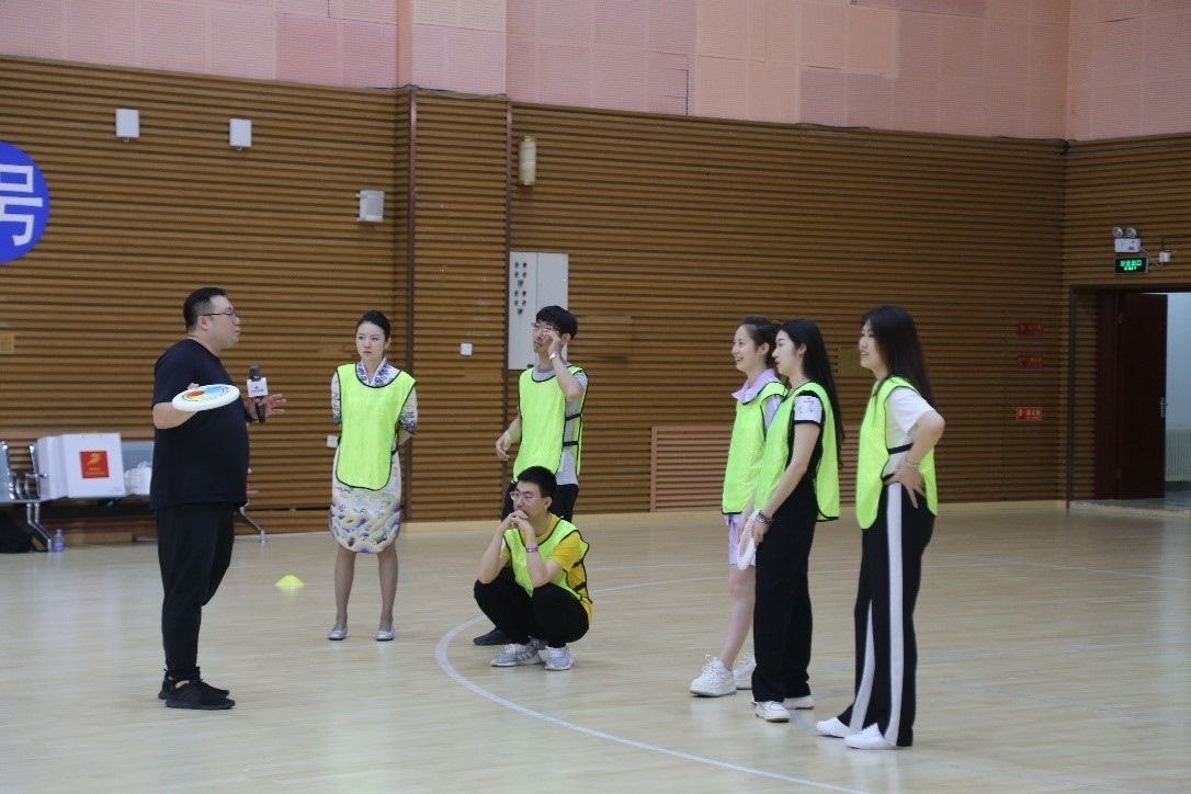 在“友趣體驗(yàn)營”上，年輕用戶正在學(xué)習(xí)飛盤運(yùn)動技巧。 受訪者供圖