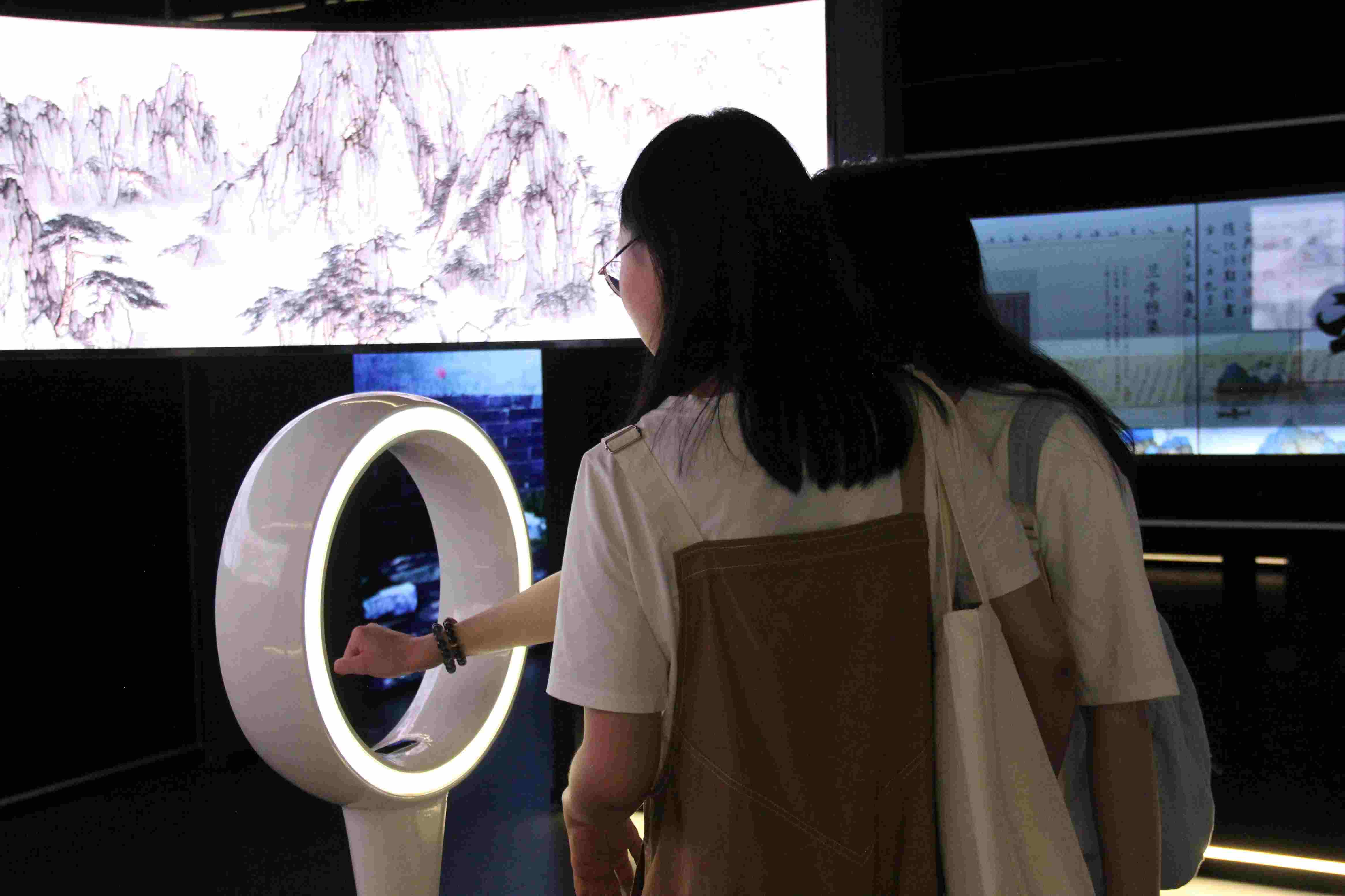 游客在“元啟金陵”南京數字文化客廳參觀并參與互動。受訪者供圖