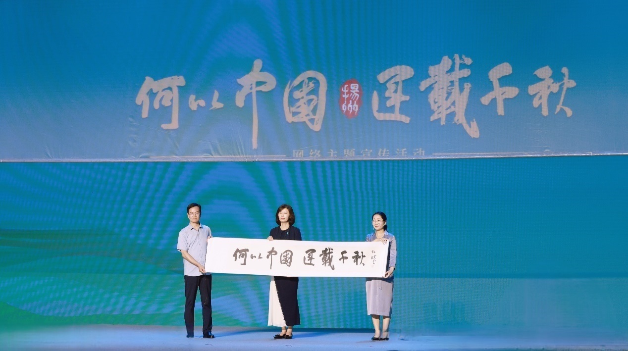 隋唐大運河文化博物館館長曹岳森（左）、揚州中國大運河博物館館長鄭晶（中）、浙東運河博物館負責人張慧（右）共同展卷。